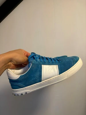 Valentino flycrews ljusblåa - Snygga ljusblåa flycrews! Skorna är i grymt skick! Skorna saknar endast 1 nit ✅