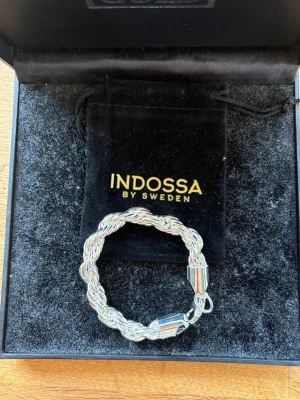 Silverfärgad Cordell från Indossa - Sjukt snygg silver cordell från Indossa, Silverpläterad och 10mm. Nästan aldrig använd, säljer pga jag köpte ett annat. 