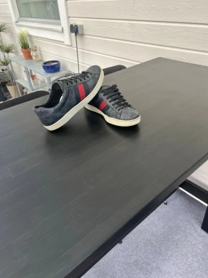 Gucci ace  - Hej säljer ett par fina Gucci ace i svart, dom är i ett hyfsat fint skick och sitter bra på din fot, Storlek 42 skriv vid frågor och funderingar 😊