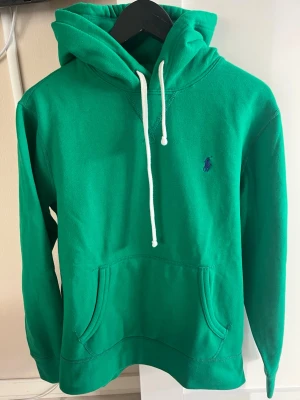 Grön hoodie från Polo Ralph Lauren - Snygg grön hoodie från Polo Ralph Lauren 