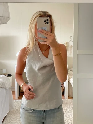 Ljusgrå halterneck topp - Jättefin halterneck topp från zara, endast använd en gång.  