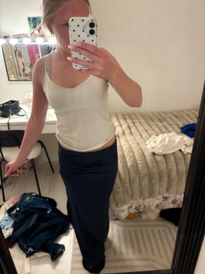 Mörkblå långkjol med slits - Snygg mörkblå långkjol med slits framtill. Kjolen har en enkel och stilren design som passar perfekt till många olika outfits. Den är figurnära och har en mjuk, följsam känsla. Perfekt för dig som gillar en klassisk men trendig look.den är från shein 