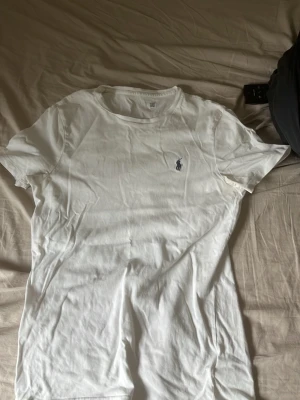 Vit t-shirt med logga på bröstet - Klassisk raffe tisha använt ett par gånger då den är för liten, den är i xs men passar som S. Inga skador eller fläckar