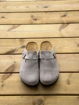Birkenstock Boston - Gråa Birkenstock boston i Storlek 42, Soft Footbed. Oanvända och fräscha. Säljs då de tyvärr inte passade mig.