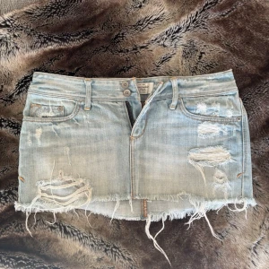 a&f kjol - y2k abercrombie & fitch kjol, säljer så den är lite för liten för mig. ok att köpa direkt!! <3