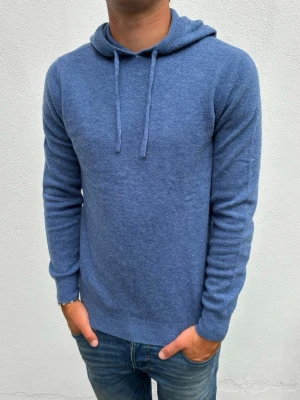 Kashmir/Merino hoodie - Blå Kashmir/Merino hoodie | Storlek XS |Modellen är 177cm lång, passar lite kortare | Endast använd 1 gång, därför toppskick | Hör av dig vid frågor🌟