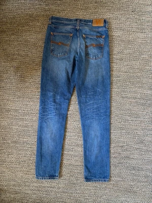 Nudie Jeans Slim fit - Ett par gamla nudies som jag nu säljer då jag använde dem typ 4 gånger för flera år sen, så dem är basically oandvända. Midja 28 längd 32. 