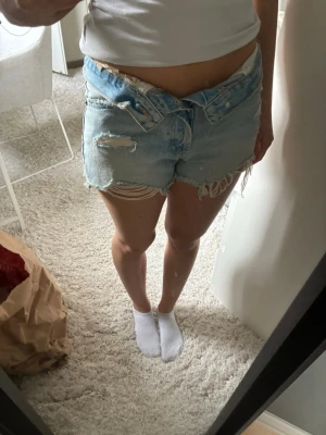 Ljusblåa Zara shorts - Skitsnygga ljusblåa jeansshorts med slitningar från Zara, använd 1-2 gånger. Passar perfekt med nån topp eller stickad tröja❣️