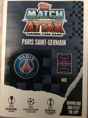 Topps Match Attax PSG Vitinha kort - Match Attax samlarkort med Vitinha från Paris Saint-Germain. Kortet har en blå och röd design med PSG-logga och spelarinformation. Perfekt för dig som gillar fotboll och samlarkortspel.