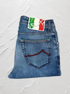 Blå Jacob Cohën jeans - Hej! Nu säljer vi dessa as feta Jacob Cohën jeans i typ 688. Det är i väldigt bra skick och jag gillar verkligen den Italienska designen 🇮🇹🍝.               Storleken är L29 och W31. 