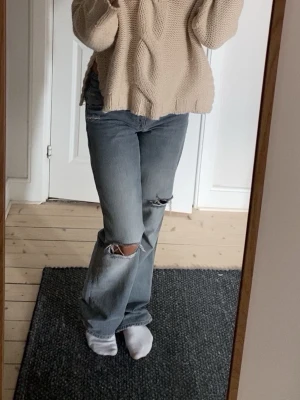 Ljusblå slitna jeans med raka ben - Mycket bra skick. 