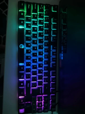 RGB-tangentbord - Säljer ett kompakt tangentbord med RGB-belysning som lyser i flera färger. Tangentbordet är svart och har en stilren design med tydliga knappar och USB-anslutning. Perfekt för gaming eller skrivarbete vid datorn. Allt är bra ingen problem bara att en knapp är lös, annars helt perfekt och prisvärd för dig som är gamer! 