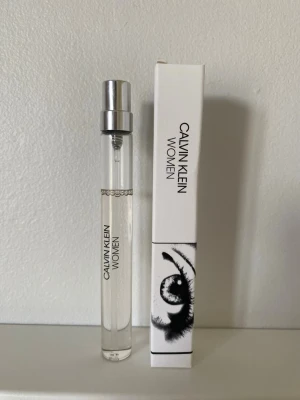 Calvin Klein Women Eau de Parfum - Calvin Klein Women Eau de Parfum 10 ml. En så fräsch och vardaglig doft med noter av hallon, grapefrukt och cederträ. 