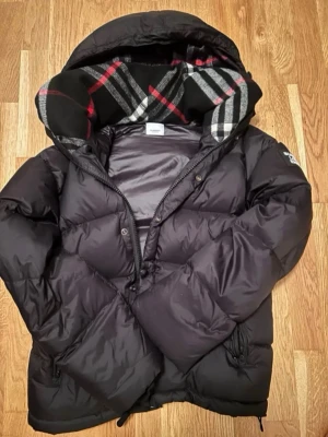 Burberry jacka  - Säljer min burberry jacka som man kan göra till väst för att den är för stor för mig den är storlek M 