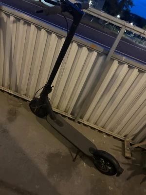 Svart elsparkcykel - Säljer en svart elsparkcykel med minimalistisk design. Den har bred ståplatta, stora hjul och handtag med bra grepp. Perfekt för att ta sig runt i stan på ett smidigt och miljövänligt sätt. Ända nackdelen är att det är lite luft i bakdäcket går pumpa!