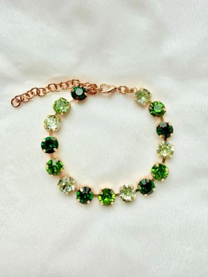 Armband med gröna stenar  - Snyggt armband med stora, runda stenar i 3 olika nyanser av grönt. Stenarna sitter i guldfärgade fattningar och armbandet har ett justerbart kedjelås. Perfekt accessoar för att ge din outfit en färgklick. Fint att kombinera med andra egna smycken, se sista bild för inspiration ✨