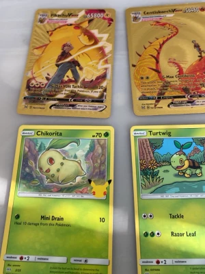 Pokémon samlarkort, 4 olika motiv - Fyra Pokémon samlarkort med motiven Pikachu, Centiskorch, Chikorita och Turtwig. Korten har färgglada illustrationer och är tillverkade i glansig kartong. Perfekt för dig som gillar att samla eller spela Pokémonkort.