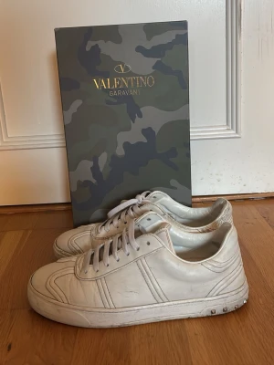 Valentino flycrews -  Hej och välkomna till B. Just nu säljer vi ett par Valentino  flycrews storlek 41 OBS inte original kartong Skorna är äkta självklart Skicket är helt okej inte det bästa inte det sämsta kom med frågor och så vidare så hörs vi. MVH B