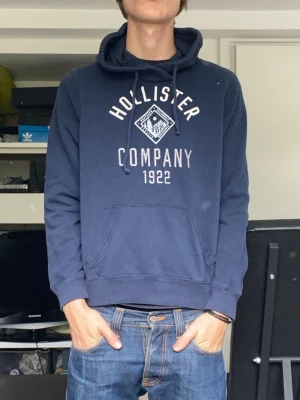 Hollister hoodie - En snygg marinblå hoodie från hollister i storlek L, sitter som xs/s. Han på bilden är 179. Fint skick. Har du några frågor? Fråga på