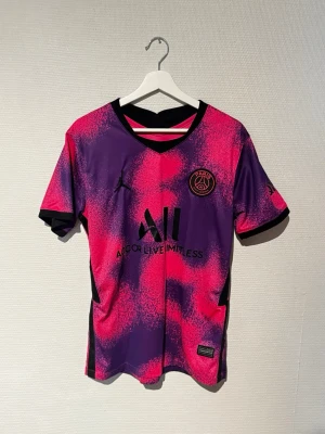 PSG fjärdeståll 20/21 - Mbappé  - PSG 4th kit 20/21 med Mbappé på ryggen, köpt i Paris och aldrig blivit använd, Storlek M men liten i storleken