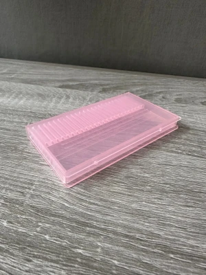 Rosa nagelbitsförvaring i plast - Praktisk och söt förvaring som håller ordning på dina nagelbitsar och andra små nageltillbehör. Perfekt för dig som gillar att ha ordning på nagelsakerna och passar fint på nagelbordet. Katt finns i hemmet 