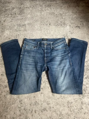 Blå jeans från Jack & Jones - Snygga blå jeans från Jack & Jones Jeansen har en tvättad look och ljusare partier framtill och baktill. Passar till det mesta och är bara att höra av sig vid intresse eller om du vill ha fler bilder 