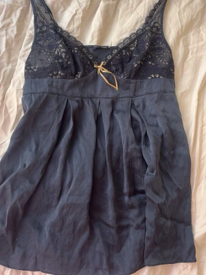 Elle macpherson linne  - Säljer detta one of a kind Elle macpherson linne med otroliga detaljer. Nypris över 1000kr. Storlek står ej men uppskattar s💕