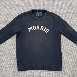 Stickad Morris tröja - Säljer nu denna riktigt feta Morris tröja!👏 Skick: 8/10🌟 Storlek: L🤝 Hör gärna av er vid frågor eller funderingar!🤩