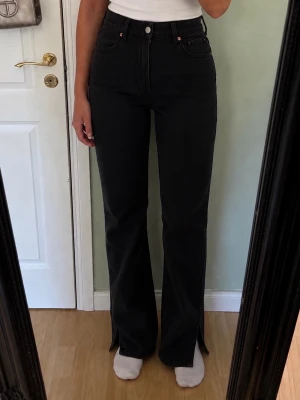 Nya höga raka jeans med slits  - Never demin - JP Straight Split 980. Snygga höga raka jeans med slits. Storlek 27/32. Helt oanvända