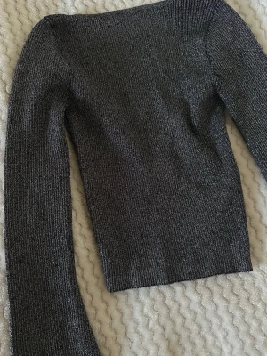 Långärmad glittrig tröja - Jättesnygg glittrig långärmad tröja i storlek XS. Köpt på H&M. 💓💓 Ganska öppen på ryggen, aldrig kommit till någon användning. 🌸