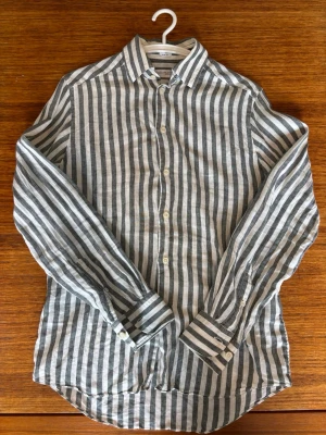Randig linneskjorta från These Glory Days - Randig skjorta. Passar S/M bra. Dm för mer :)