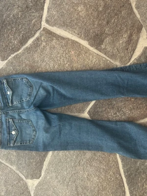 Blå raka jeans med fickdetaljer - Säljer ett par klassiska blå jeans, bootcut och snygga fickor bak. Pris ej hugget i sten!  Barnstorlek 164 men passar xs/s