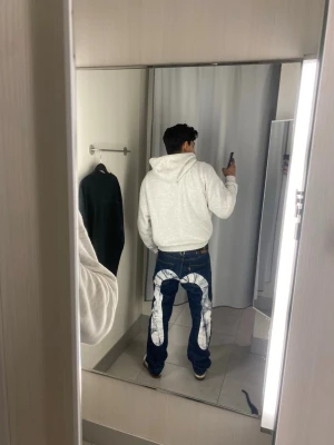 Evisu-jeans  - Säljer nu mina fina Evisu Jeans som är helt fel fria                   Modell :Evisu-daiocock painted logo denim jeans Storlek:  W34 W34  Ytter ben längd:110 Inner ben längd :80cm Midja : 43 cm Lår längd :30 cm Ben öppning : 21 cm Vid flera frågor så skriv gärna till mig 🙂😁☺️