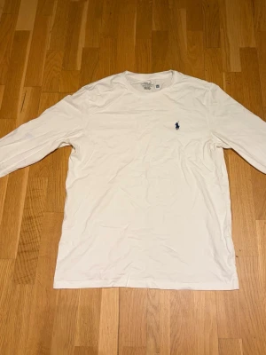 Ralph Lauren Långärmad T-shirt - Som ny, knappt använd. Storlek L men sitter mer som M 