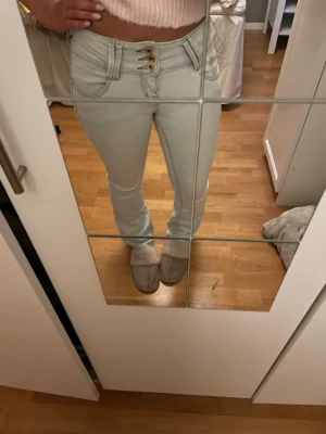 Ljusblå bootcut jeans med låg midja - Säljer ett par ljusblå jeans med låg midja och bootcut-modell.