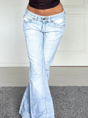 Tommy jeans - Midjemått: 38cm rakt över, innerbenslängd: 78cm 💗