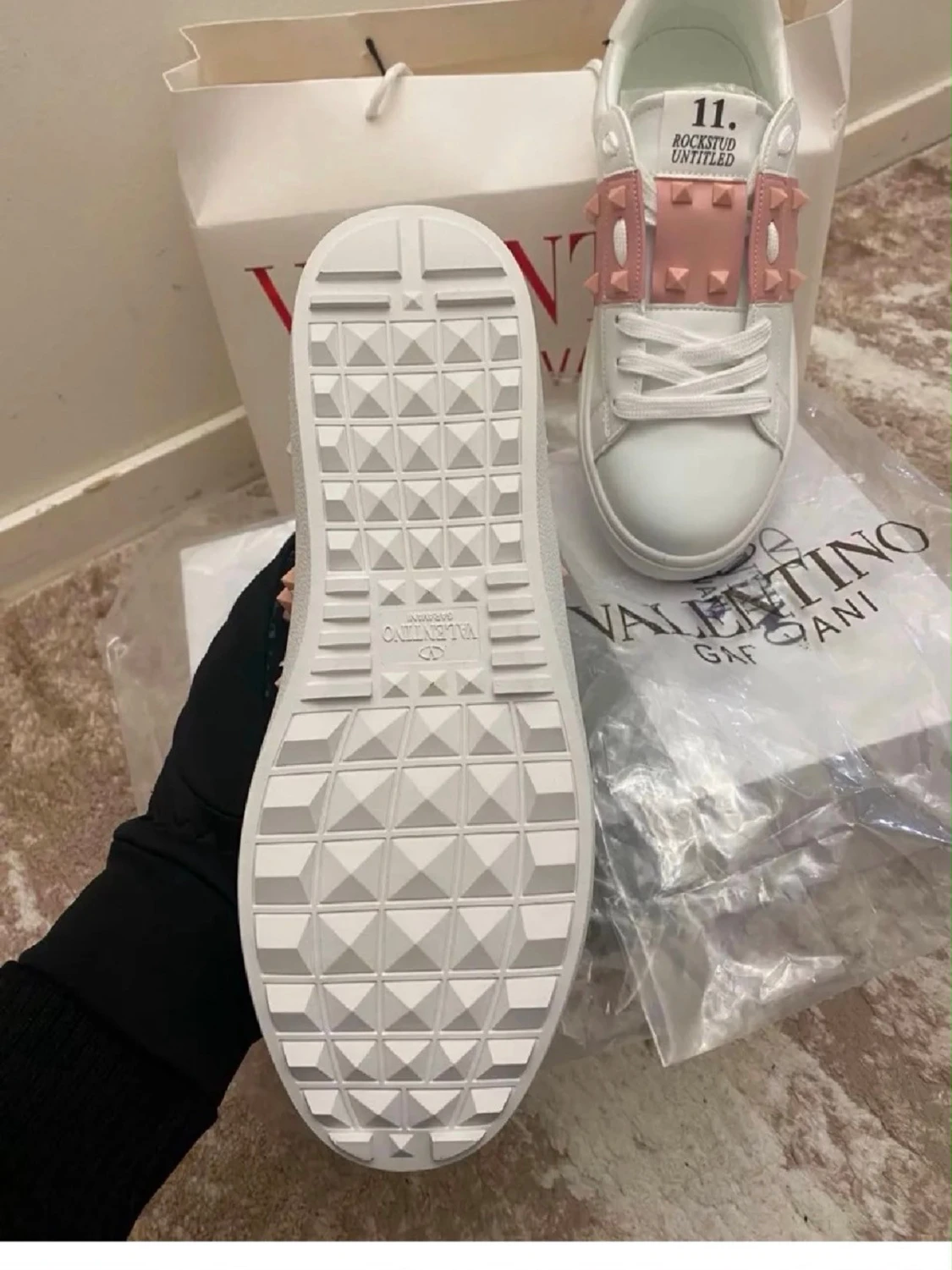 Vita sneakers med rosa nitar - 2