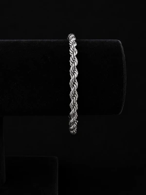 Cordell Armband Silver - Säljer ett stilrent armband i silverfärg med tvinnad kedja och robust karbinlås. Armbandet har en chunky känsla och passar perfekt för dig som gillar att sticka ut med accessoarer. Materialet ser ut som metall och designen är klassisk men ändå modern.