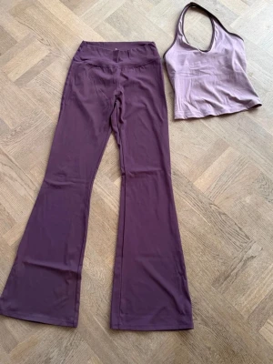 Yoga set från Bershka  - Vackraste setet för pilates eller yoga med halterneck-linne med mörkare kant och matchande bootcut-byxor med hög midja 💜