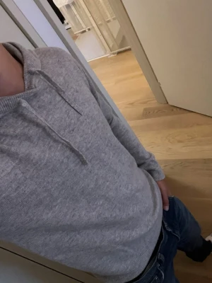 Ljusgrå hoodie med dragsko - Säljer en stilren ljusgrå hoodie med huva. Nästan helt oanvänd och den passar perfekt nu till hösten. Nytt pris på 1199kr.                                    Om du har några frågor är det bara att hojta till😊👑