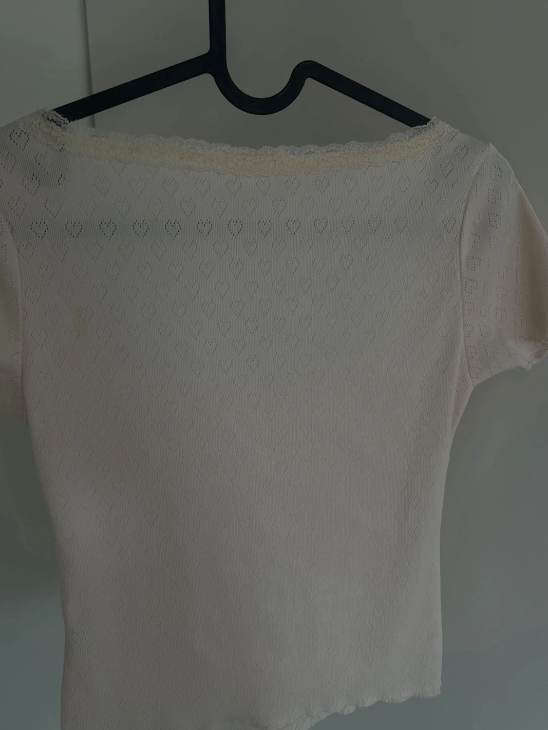 Söt ljusbeige t-shirt med rosett - 3