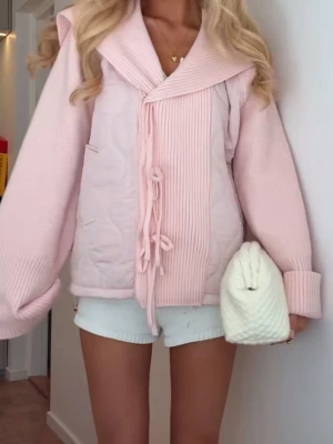 Ljusrosa  teddyjacka med knyt - Supersöt oversized jacka från filippa x meet me there kollektionen. I nyskick, använd 2-3 gånger. Perfekt till hösten och sena sommarkvällar💐
