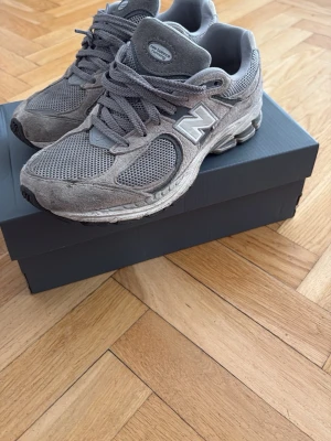 New balance 2002R skor - Bra skick. Säljer pga de är försmå. Storlek 39,5. Köpa från unisport för 1400kr. Box ingår 