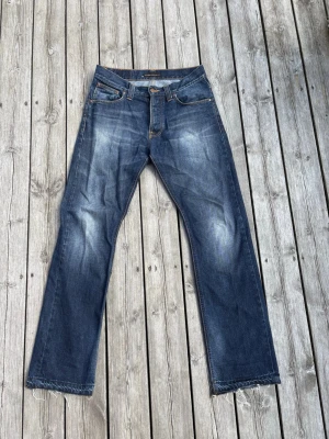 Nudie jeans - Säljer mina Nudie jeans då dom är lite för små. Väldigt fin färg på dom, lite bruks slitage längst ner på benen men ingenting som märks av. Bara att höra av sig om det finns funderingar🙃