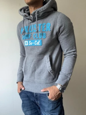 Vintage Hollister Hoodie - Riktigt snygg Hollister hoodie | Mycket bra skick | Storlek S Modell: 175cm, 69kg