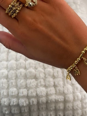 Guldarmband med bokstäver AMOUR - Guld AMOUR armband i rostfritt stål med justerbar storlek ⭐️