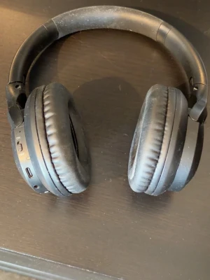 Hörlurar  - Smidiga hörlurar med bluetooth. Väldigt prisvärda
