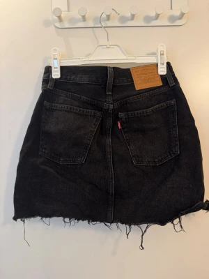 Svart jeanskjol från Levis - Levis jeanskjol storlek 25