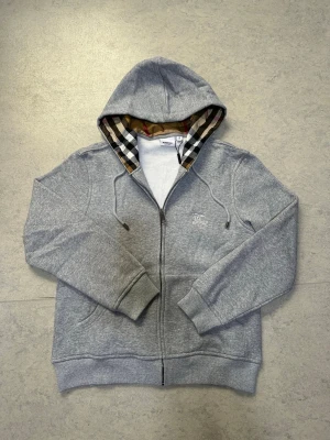 Burberry zipper - Snygg och stilren Burberry zipper i storlek M, perfekt för vardagen eller en clean streetwear-outfit 🤩 Skön passform och lätt att matcha med det mesta.  * Väldigt skön * Bra skick * Stilren design * Perfekt till streetwear * Skriv gärna om ni är intresserade
