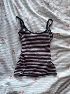 Randigt linne från Subdued XS - Säljer en söt randig linnetopp från Subdued i storlek XS. Toppen har smala axelband och är i rosa och mörkblått med stretchigt material. I nytt skick.